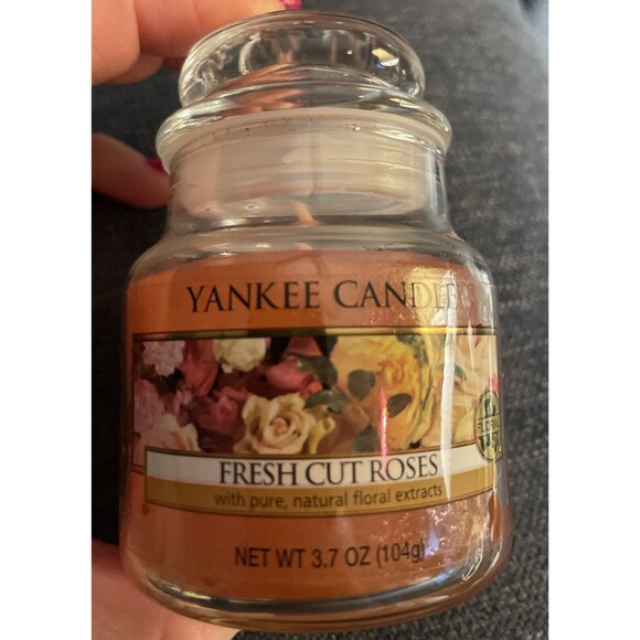 Yankee Candles Fresh Cut Roses 3.7 Oz Jar Candle New - Picture 1 of 3